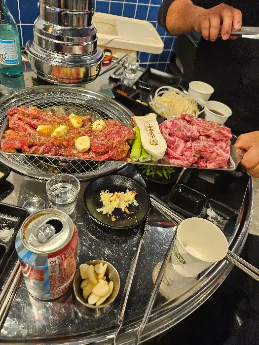 신선한 샐러드와 곁들임 반찬