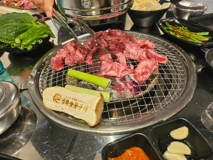 숯불 위에서 구워지고 있는 소고기