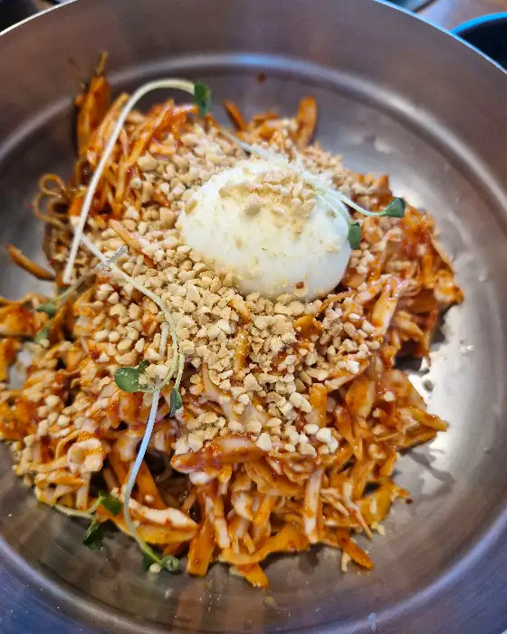 푸짐하게 담긴 비빔 막국수