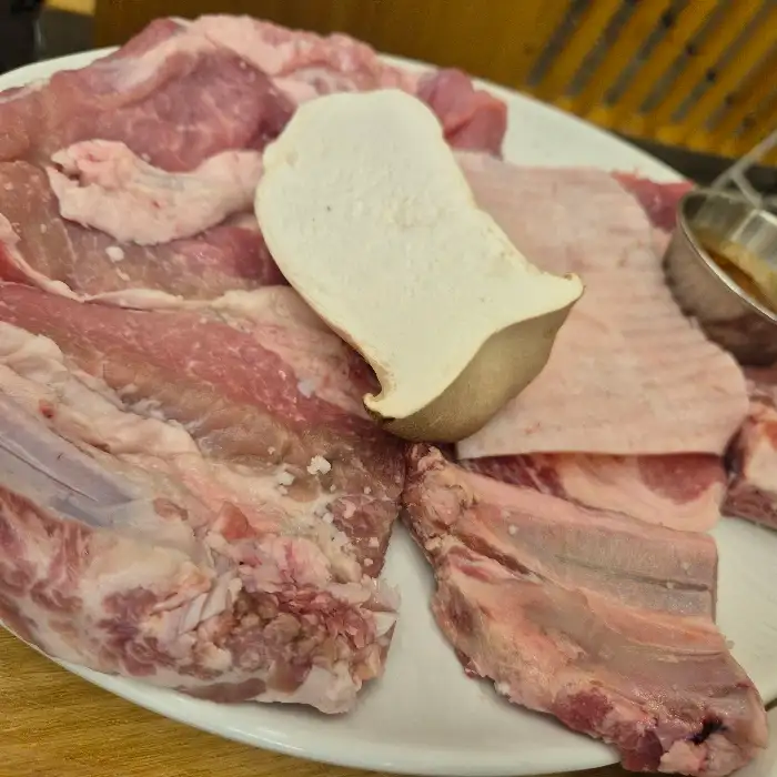 신선한 생갈비와 곁들임 버섯