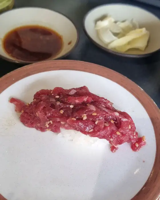 신선한 육회 초밥과 곁들임 메뉴