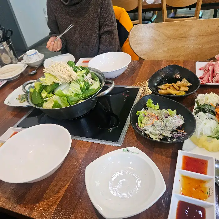 테이블에 차려진 샤브샤브 재료와 빈 그릇들