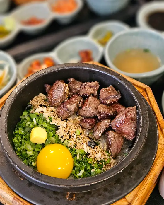 푸짐한 스테이크 솥밥
