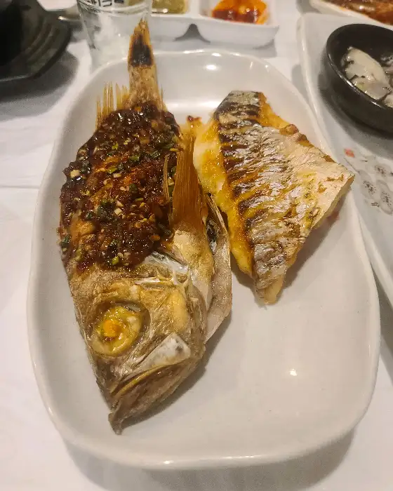 양념이 맛있게 배어든 노릇한 생선구이