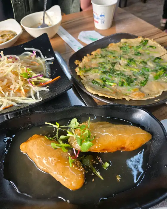 다양한 음식이 차려진 한상차림
