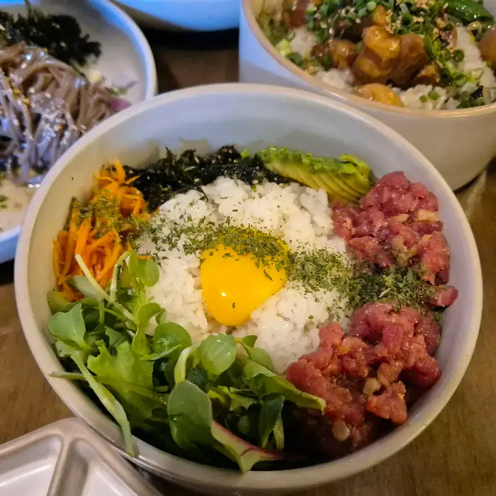 육회비빔밥의 먹음직스러운 모습
