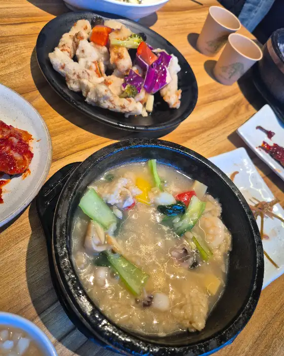 탕수육과 누룽지탕이 함께 놓인 식탁 모습