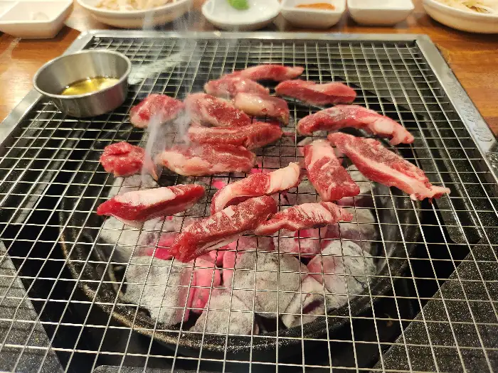 숯불 위에서 노릇하게 구워지고 있는 소갈비