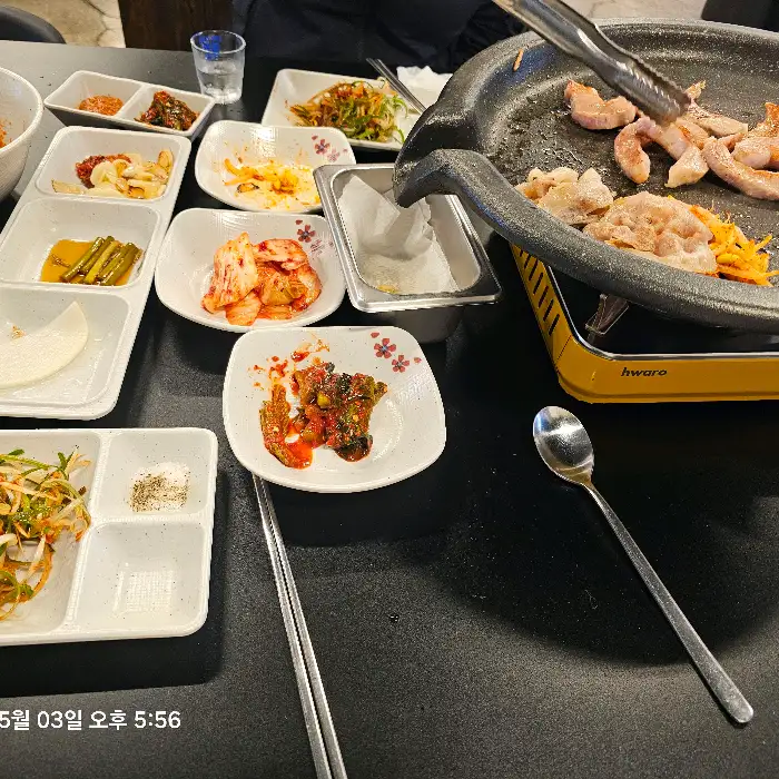 다양한 반찬과 함께 차려진 푸짐한 식탁