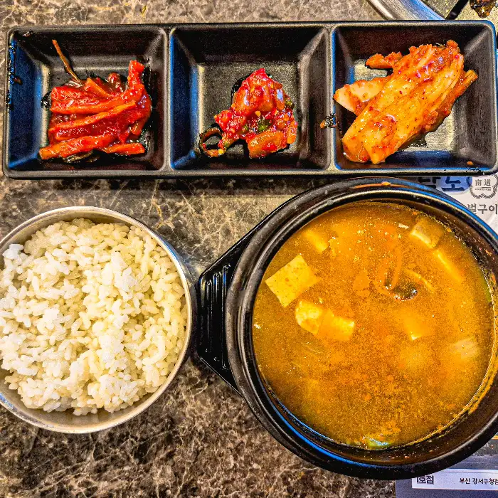 밥, 국, 그리고 세 가지 반찬이 담긴 상차림