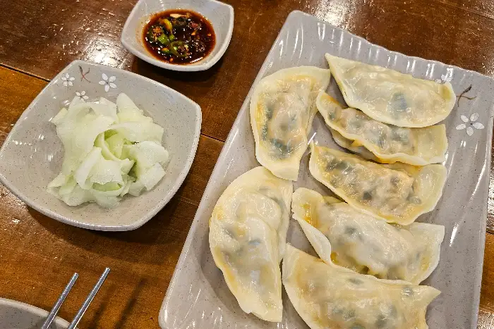 만두와 곁들임 찬