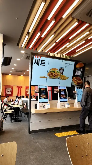 매장 내부의 주문 키오스크와 테이블