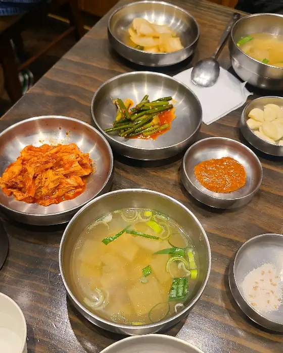 다양한 밑반찬과 국이 차려진 테이블