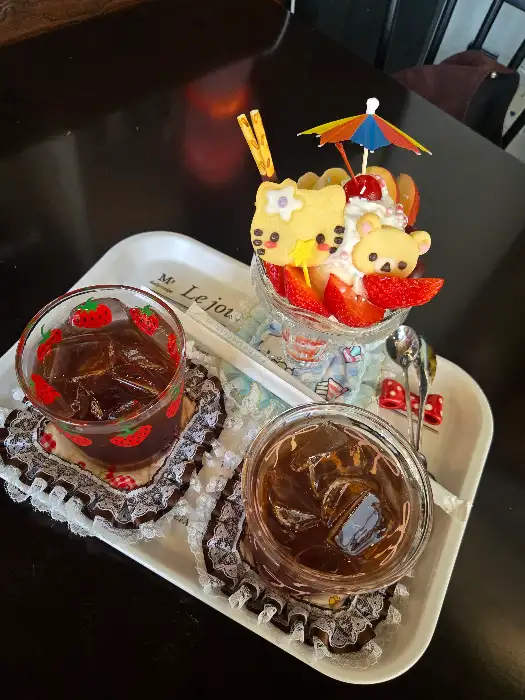 음료와 파르페가 함께 나온 트레이