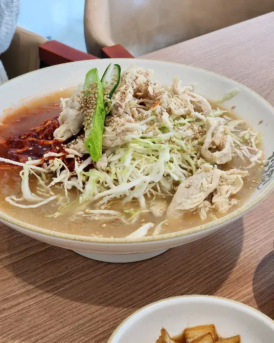 뽀얀 닭곰탕 국물
