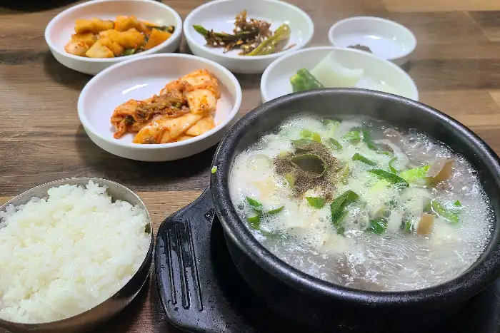 해장국, 밥, 그리고 밑반찬 상차림