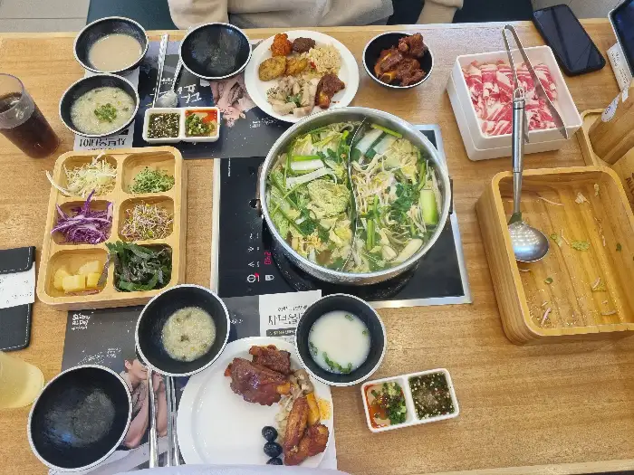 테이블 위에서 샤브샤브를 즐기는 모습