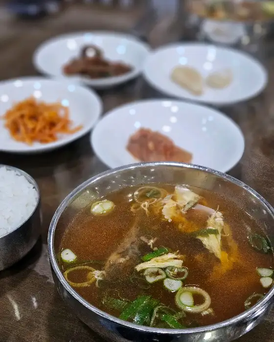 붉은 국물의 갈비탕