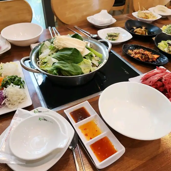 테이블에 차려진 샤브샤브와 월남쌈 재료들