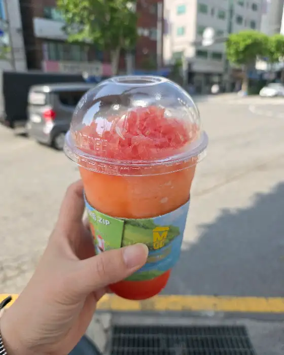 과일이 듬뿍 올라간 시원한 음료.