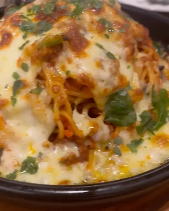 치즈와 토마토소스, 허브가 어우러진 파스타 요리의 일부