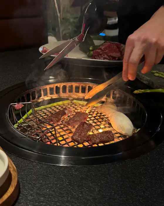 직원이 고기를 굽는 모습