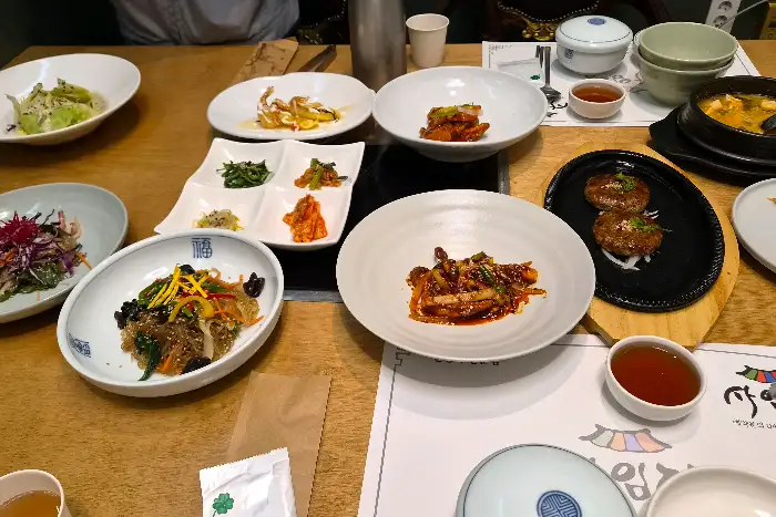 푸짐하게 차려진 한정식 한상차림