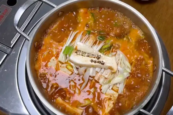 김이 모락모락 나는 두부전골