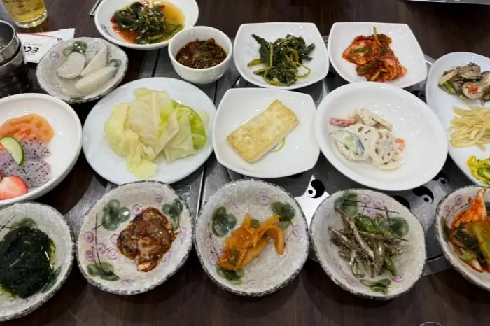 정갈하게 차려진 또 다른 상차림, 다양한 채소와 젓갈류가 보인다