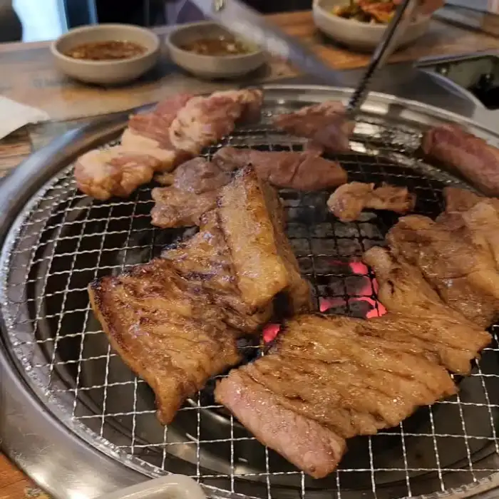 숯불 위에서 노릇하게 익어가는 흑돼지 구이