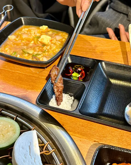 우겹다짐 고기 굽는 모습