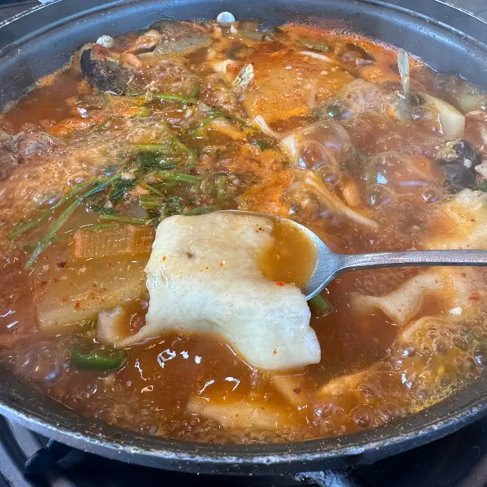 김이 모락모락 나는 메기+빠가 매운탕