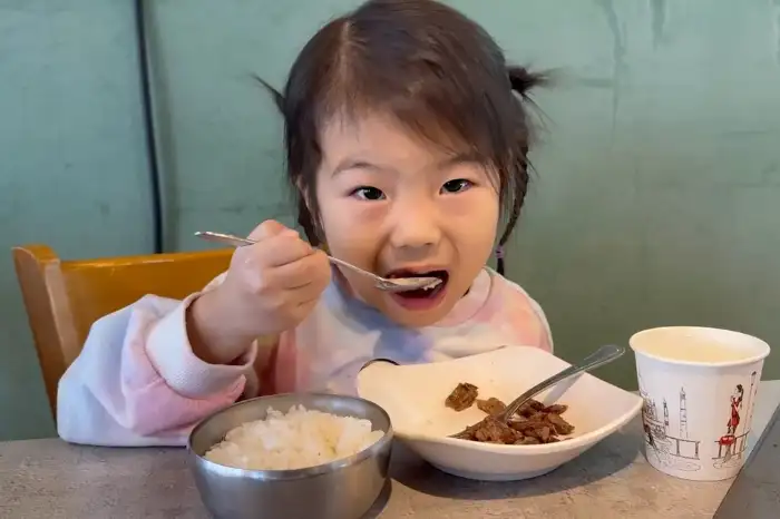 아이들이 밥을 먹으며 즐거워하는 모습