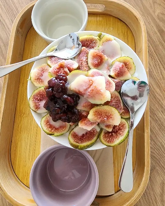 무화과와 팥이 올라간 빙수