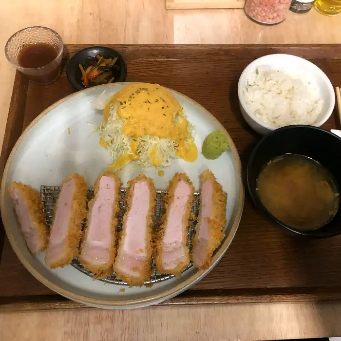 잘 튀겨진 안심 돈까스 단면