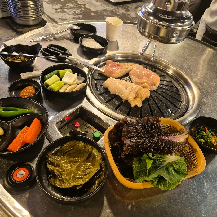 초벌되어 나오는 막창과 삼겹살