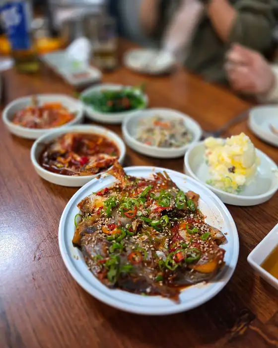 신선한 해산물과 생선 요리