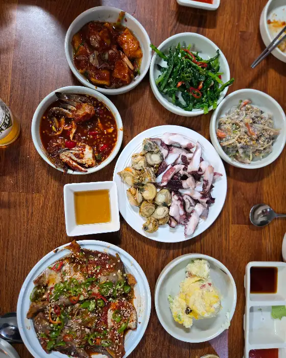 푸짐하게 차려진 통술 한상차림