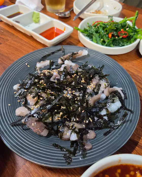 가늘게 썰어진 낙지와 해조류