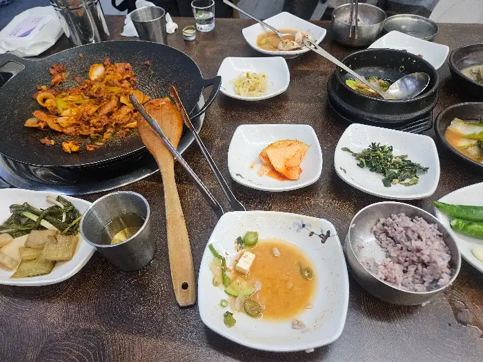 다양한 반찬과 함께 나온 식사 한상