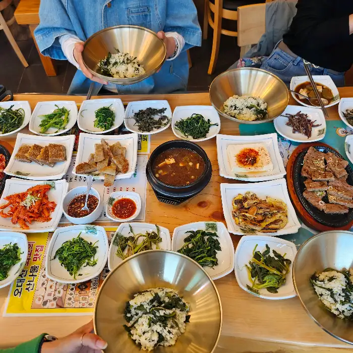 나물 비빔밥을 비벼먹는 모습
