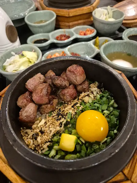 노른자를 비벼먹는 스테이크 솥밥
