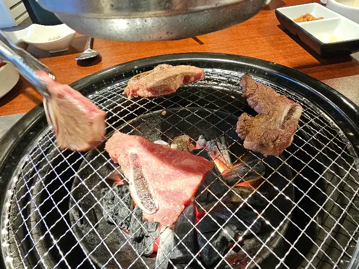 갈비살 굽는 모습