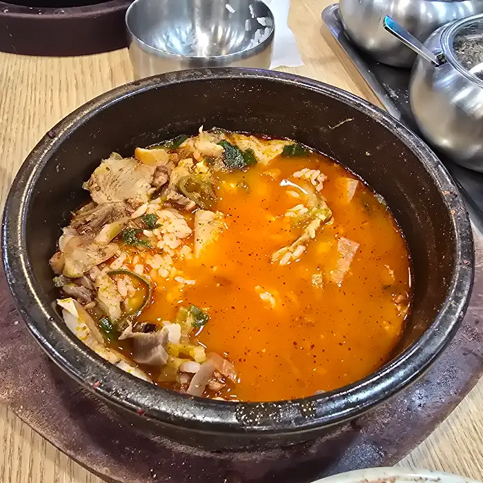 얼큰한 국물 베이스에 건더기가 푸짐한 순대국