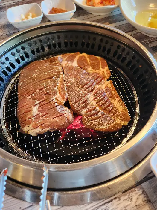 숯불 위에 구워지는 삼겹살 또는 목살