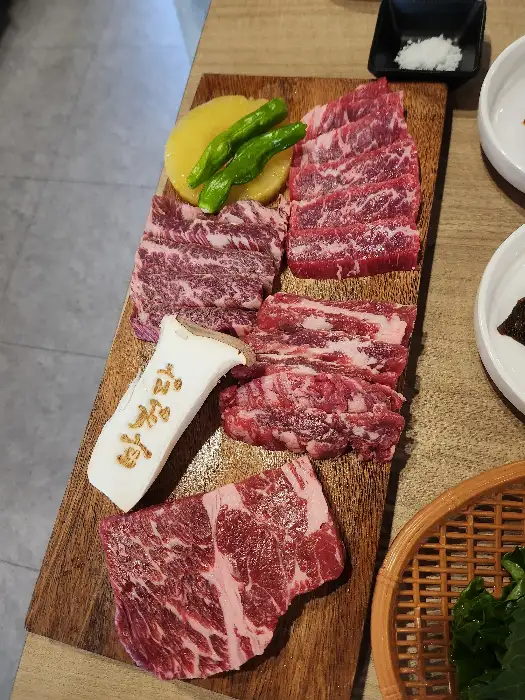 나무 도마 위에 놓인 신선한 고기
