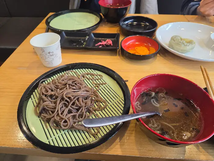 판모밀과 곁들임찬