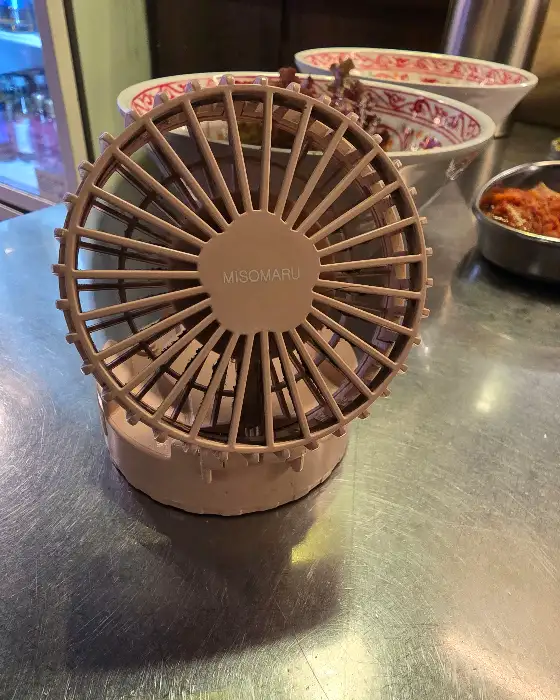 고기를 굽는 동안 시원함을 더해주는 휴대용 선풍기