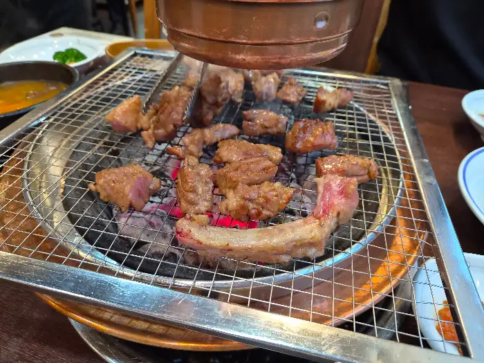 태백산 본점 갈비 굽는 장면