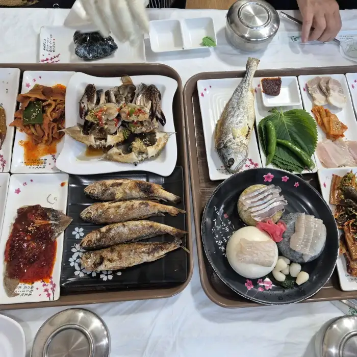 푸짐하게 담긴 게장 요리